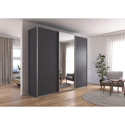 Großer grauer Kleiderschrank mit Spiegeltür in einem hell eingerichteten Schlafzimmer