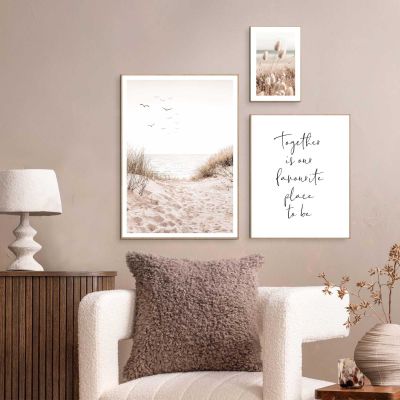 Das Wandbild „Romantic Grasses“, 20 × 30 cm, ist zusammen mit weiteren Motiven als Bilderwand in einem eingerichteten Raum zu sehen.