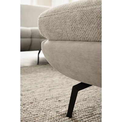Nahaufnahme eines schwarzen Metallfußes der Interliving Sofa Serie 4304 auf Teppichboden