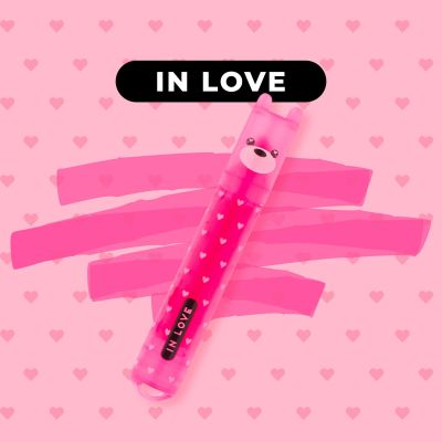 Sechs Mini-Textmarker mit farbigen Stimmungsbegriffen, mit dem pinkfarbenen Textmarker vor rosa Farbstreifen und der Aufschrift „In Love“ gezeigt.
