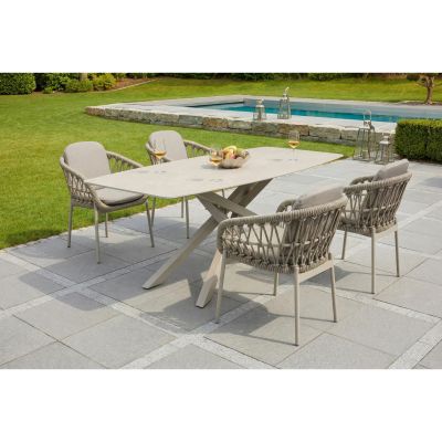 Gartenstuhl mit Armlehnen im Einsatz an einem Gartentisch auf einer Terrasse