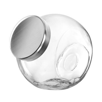 Rundes Glasgefäß mit silberfarbenem Deckel in schräger Ansicht
