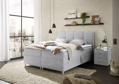 Boxspringbett „Curio 80 Silver“ in einem eingerichteten Schlafzimmer, mit Kissen und Decke dekoriert, in wohnlichem Ambiente präsentiert