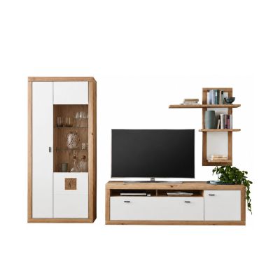 Moderne Wohnkombination mit Lowboard, Vitrine, Hängeschrank und Wandregalen in Holzoptik und Weiß vor neutralem Hintergrund