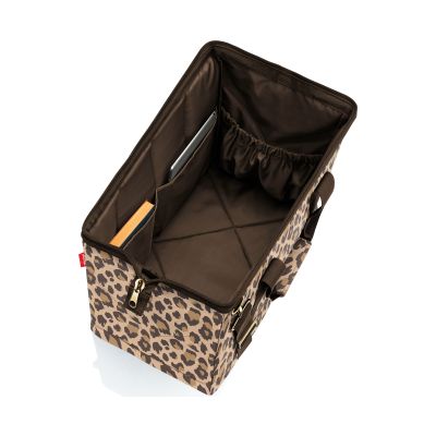 Geöffnete Reisetasche mit Leopardenmuster und praktischen Innenfächern von Reisenthel