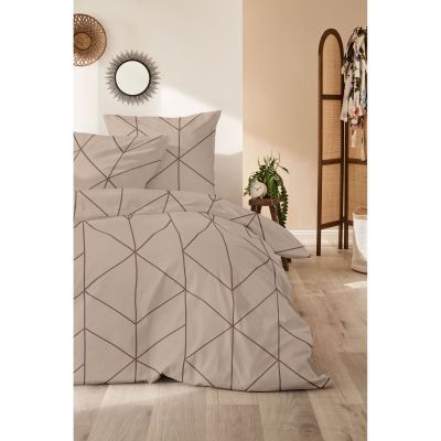 Seitlicher Ausschnitt eines Bettes mit braun-beiger Mako-Satin-Bettwäsche und geometrischem Linienmuster; Größe 135 x 200 cm.