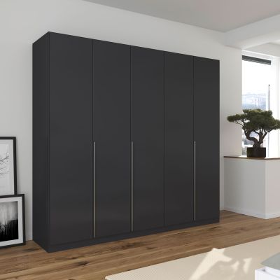 Grau-Metallicer fünftüriger Kleiderschrank in einem hell eingerichteten Schlafzimmer mit Holzfußboden und modernen Möbeln