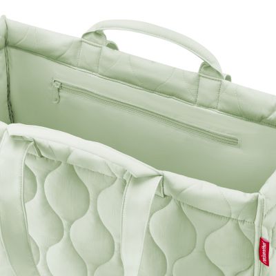 Shopper von Reisenthel, Modell Softshopper, in Hellgrün mit Steppstruktur, Nahaufnahme des oberen Innenfachs und der Tragegriffe