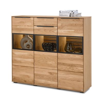 Highboard in Eiche mit drei verglasten und beleuchteten Vitrinenfächern sowie schwarzen Griffen