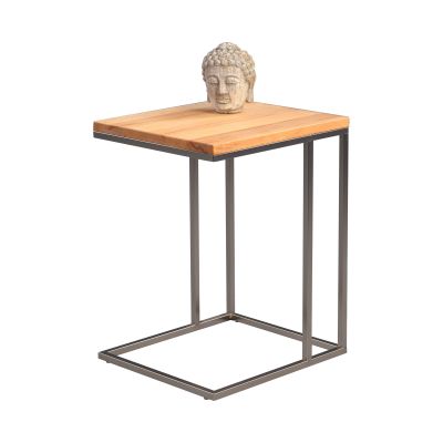 Quadratischer Beistelltisch mit heller Holzplatte und schwarzem Metallgestell, darauf eine kleine Buddhafigur aus Stein