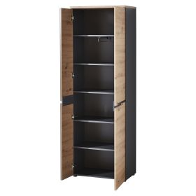 Hoher Schrank mit geöffneten Türen, innen mit mehreren dunkel gehaltenen Einlegeböden ausgestattet.