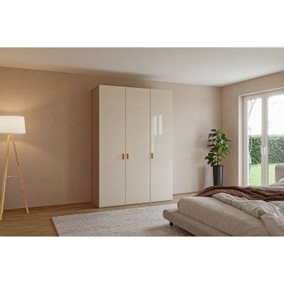 dreitüriger Kleiderschrank freistehend an der Wand in einem modern eingerichteten Schlafzimmer