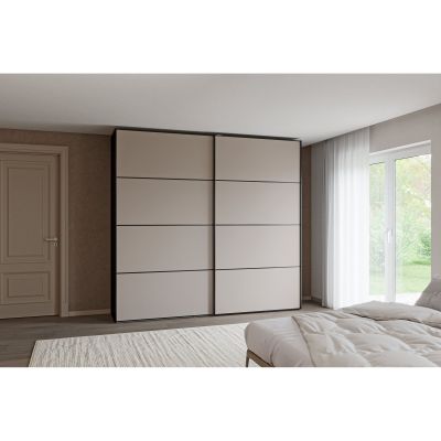 Schwebetürenschrank mit geschlossenen Türen in einem eingerichteten Schlafzimmer