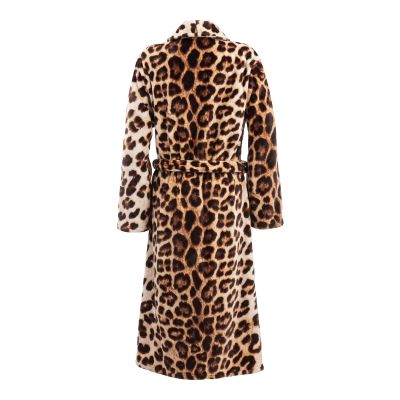 Leopard Bademantel in Brown, Größe S: langer Bademantel mit Leopardenmuster in Braun, Schwarz und Beige, mit Schalkragen, Bindegürtel und Taschen in Ganzansicht.
