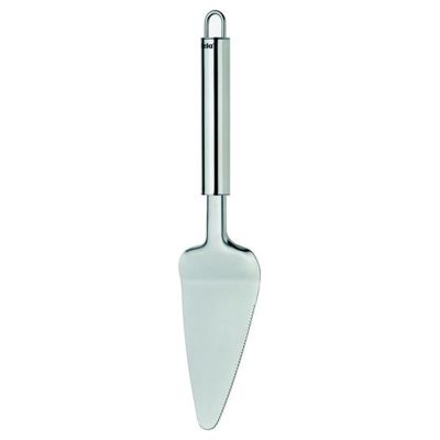 Silber glänzender Tortenheber mit flacher dreieckiger Schaufel und langem Griff auf weißem Hintergrund