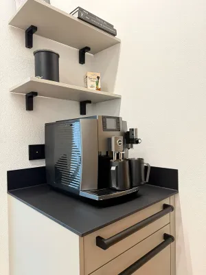 Kaffeevollautomat und offene Regale in Schüller Küche