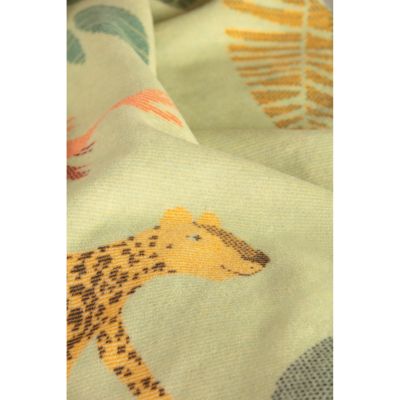Nahaufnahme des Wildlife-Motivs mit gelbem Leopard, rotem Vogel und grünen Pflanzen auf hellgrünem Grund.