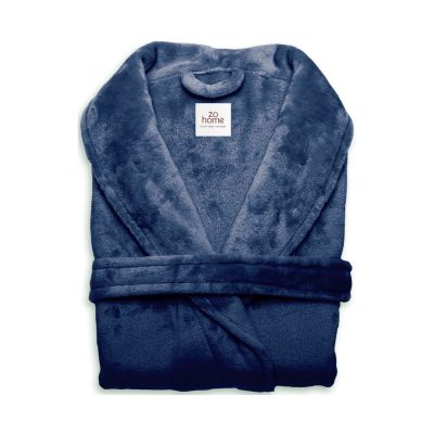 Cara Bademantel in Indigo Blue, Größe S: zusammengefalteter Bademantel aus einfarbigem, flauschig wirkendem Stoff, mit sichtbarem Schalkragen und Bindegürtel.