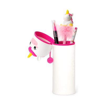 Weißes 2-in-1-Silikon-Federmäppchen im Einhorn-Design, geöffnet und nach unten geschoben als Stiftebecher mit eingesetzten Stiften gezeigt.