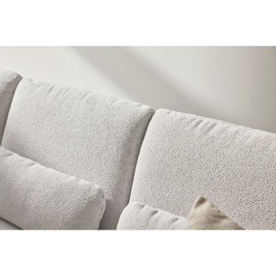 Nahaufnahme der strukturierten Stoffoberfläche am Rückenpolster der Interliving Sofa Serie 4304