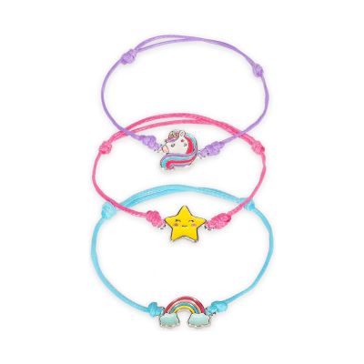 Drei Armbänder mit Einhorn-, Stern- und Regenbogenanhänger, mit drei Armbändern locker überlappend gezeigt.