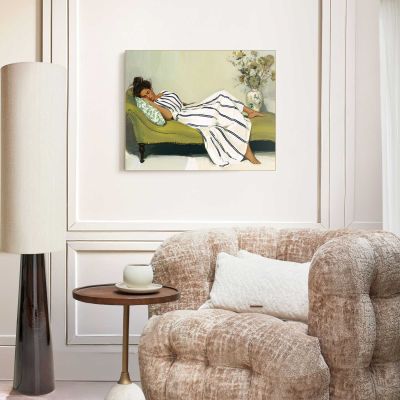 Das Wandbild „Napping Beauty“ in Grün, 50 × 40 cm, hängt in einem eingerichteten Wohnraum und zeigt die Größenwirkung an der Wand.