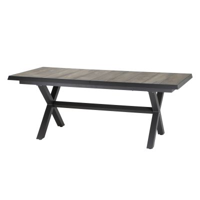 Ein rechteckiger Tisch mit grauer Holzoptik-Platte und schwarzem Gestell, schräg von vorne aufgenommen.