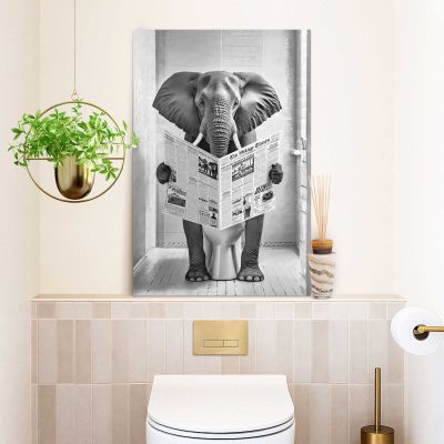 Das Wandbild „Elephant Toilet“ in Schwarz-Weiß, 60 × 90 cm, hängt in einem eingerichteten Wohnraum und zeigt die Größenwirkung an der Wand.