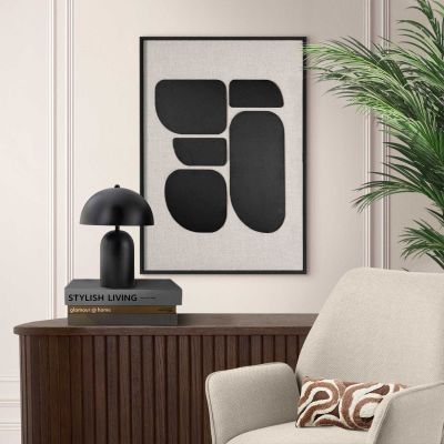 Das Wandbild „Organic Blocks Linen Black“ in Schwarz-Weiß, 50 × 70 cm, hängt in einem eingerichteten Wohnraum und zeigt die Größenwirkung an der Wand.