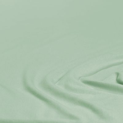 Nahaufnahme des Stoffes in Eukalyptus mit leichten Falten; Farbe und Oberflächenstruktur des Produkts sind erkennbar; Größe 100 x 200 x 30 cm.