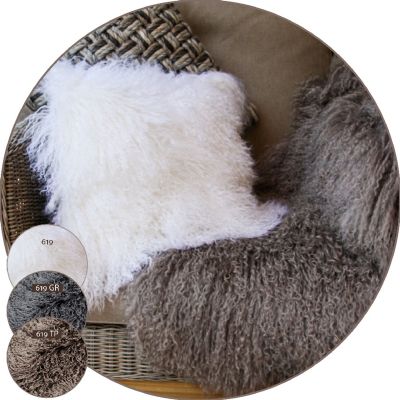 Naturweißes langhaariges Fell liegt auf einem Korbsessel neben einem grauen Fell; unten links sind zwei kleine Fell-Detailkreise.