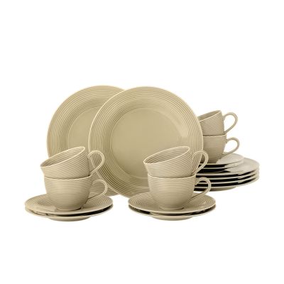 Tafelservice in Sandbeige. Tassen und Teller mit feinen konzentrischen Rillen. Ansicht: zusammengestellte Ansicht.