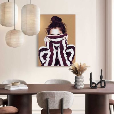 Das Wandbild „Hiding“ in Beige, 50 × 70 cm, hängt in einem eingerichteten Wohnraum und zeigt die Größenwirkung an der Wand.