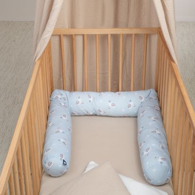 Blaue Baby Bettschlange mit Tiermotiven als Polsterung im Kinderbett