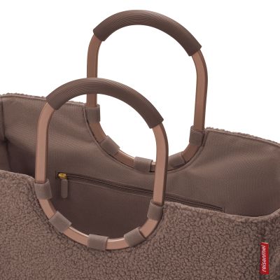 Shopper mit Ringgriffen von Reisenthel, Modell Loopshopper L, in Schokoladenbraun aus Teddyfleece, Nahaufnahme der Ringgriffe und des oberen Innenraums