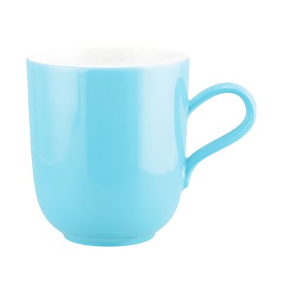 Becher in Türkis und Weiß. Sichtbare Merkmale: türkise Außenseite, weißer Innenraum und Henkel. Darstellung: Seitenansicht.