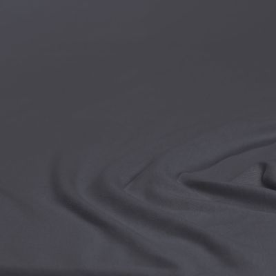 Nahaufnahme des Stoffes in Anthrazit mit leichten Falten; Farbe und Oberflächenstruktur des Produkts sind erkennbar; Größe 100 x 200 x 30 cm.