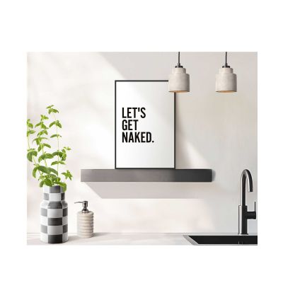 Das Wandbild „Let's Get“ in Schwarz-Weiß, 20 × 30 cm, hängt in einem eingerichteten Wohnraum und zeigt die Größenwirkung an der Wand.