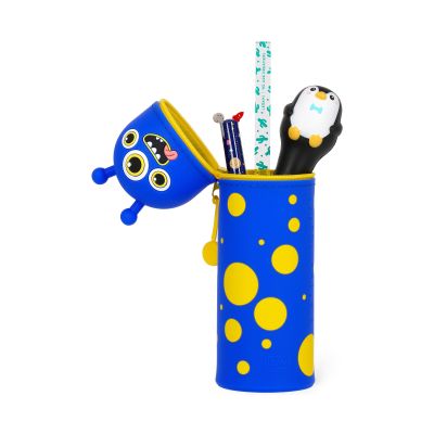 Blaues 2-in-1-Silikon-Federmäppchen im Monster-Design, geöffnet und nach unten geschoben als Stiftebecher mit eingesetzten Stiften gezeigt.