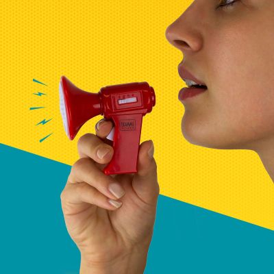 Roter Mini-Stimmenverzerrer, von einer Person vor den Mund gehalten und benutzt.