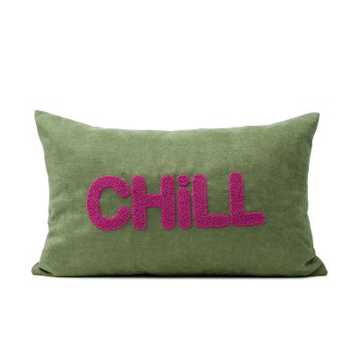 Grüne Kissenhülle mit dem pinken Schriftzug „CHILL“, ca. 30 × 50 cm.