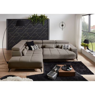 Hellgraues Ecksofa mit Ottomane links und ausgezogener Sitzfläche in einem modernen Wohnzimmer mit schwarzem Teppich