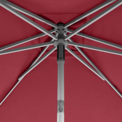 Detailansicht des inneren Gestells eines roten Sonnenschirms mit grauen Aluminiumstreben und weißem Mast.