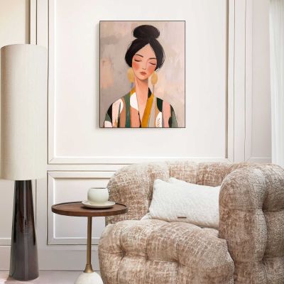 Das Wandbild „Lady Happiness“ in Rosa, 50 × 40 cm, hängt in einem eingerichteten Wohnraum und zeigt die Größenwirkung an der Wand.