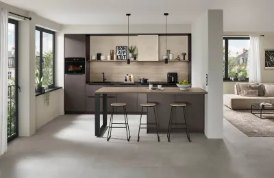 Minimalistisch stilvolle Küche von Nobilia mit integriertem Tresen, sanften Kontrasten und strukturierten Oberflächen