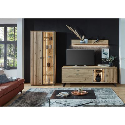 Wohnkombination mit beleuchteter Vitrine TV-Lowboard Wandregal und Fernseher vor einer dunklen Wohnzimmerwand