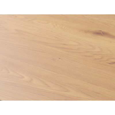 Nahaufnahme der Tischplatte in heller Holzoptik mit natürlicher Maserung.