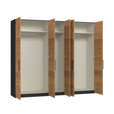 Drehtürenschrank mit geöffneten Türen und Blick auf Innenraum mit Einlegeböden und Kleiderstangen