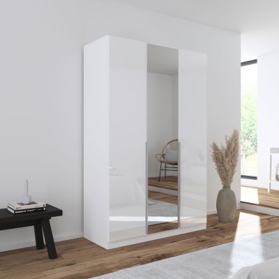 Moderner weißer Drehtürenschrank in Hochglanz mit Spiegeltür in einem hell eingerichteten Schlafzimmer