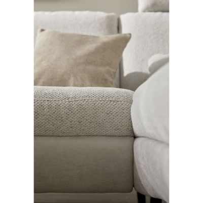 Detailansicht eines Sitzkissens der Interliving Sofa Serie 4304 mit dekorativem Kissen